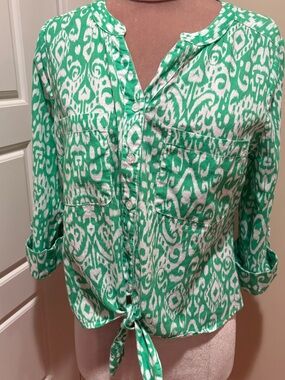 Emily Daniels Green &  White Printed Tie-Hem Women's Linen Blend Button Blouse